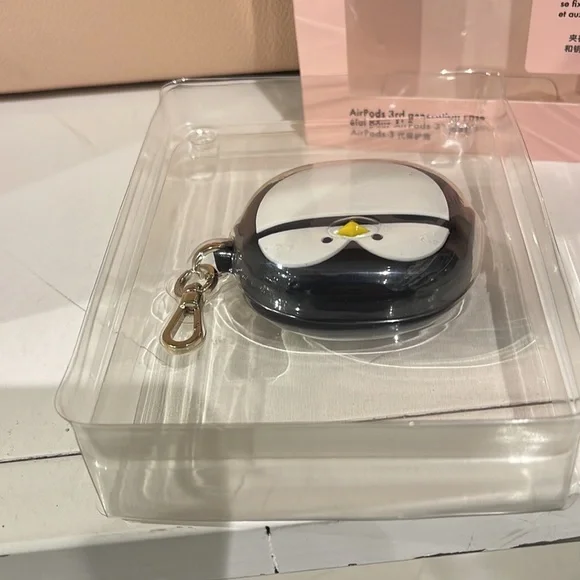 Kate Spade New York Penguin AirPods Silicon Tech Accessorie - Picture 12 of 16
